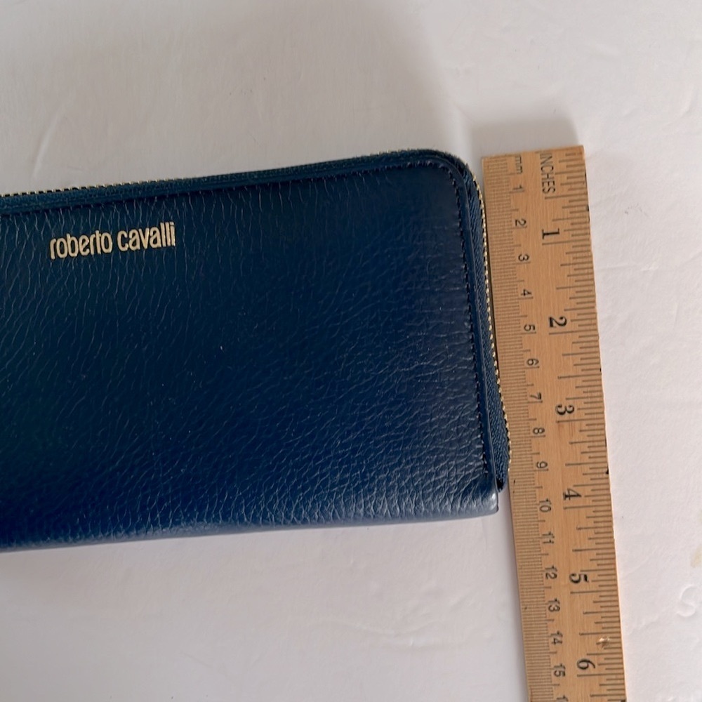 Roberto Cavalli NWT leather navy blue pebbled zipper wallet gold embossed logo - Picture 9 of 10